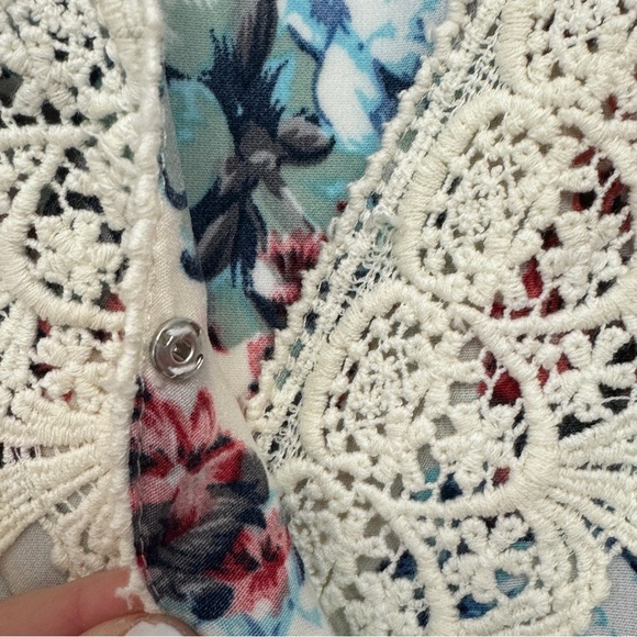 Love Culture Floral and Lace Romper NWT size Medium - Picture 4 of 11